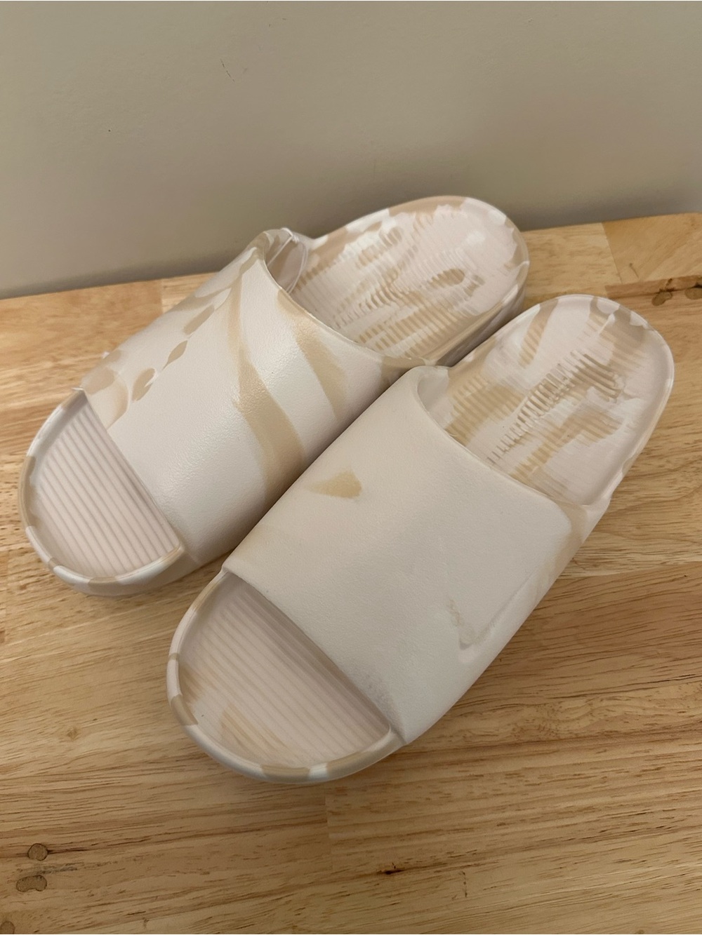 Nike Calm Slide SE in Cream and Tan Marbled Print - Picture 4 of 10